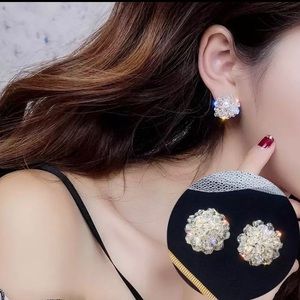 Round crystal stud earrings